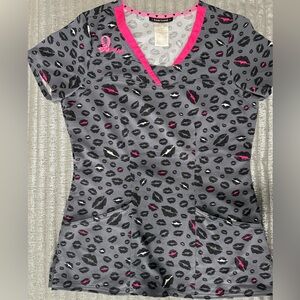 HeartSoul Charcoal and Fuchsia Lip Print Scrub Top